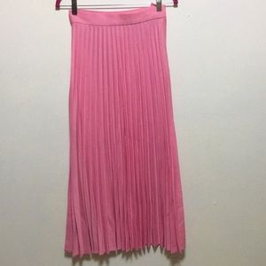 Pink pleated skirt
